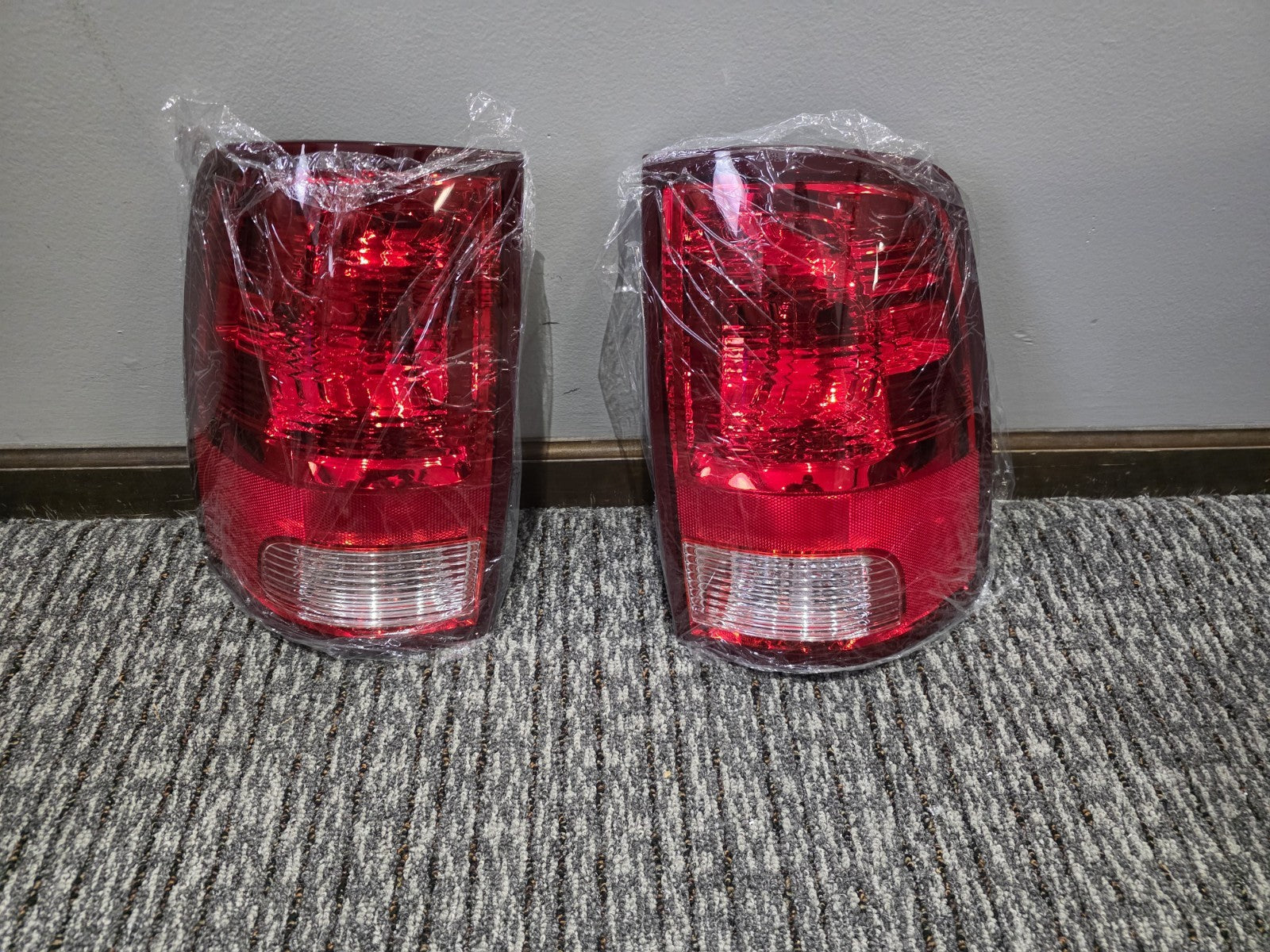 Tail Light Left and Right Set For 2019-2024 Ram 2500 3500 Halogen With Bulbs