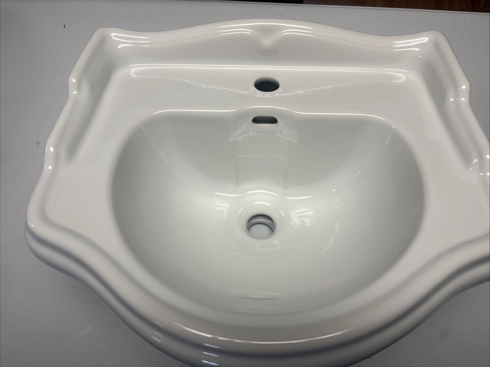 WS Bath Retro 1045.01 Gloss White One Faucet Hole Gloss White 22inch